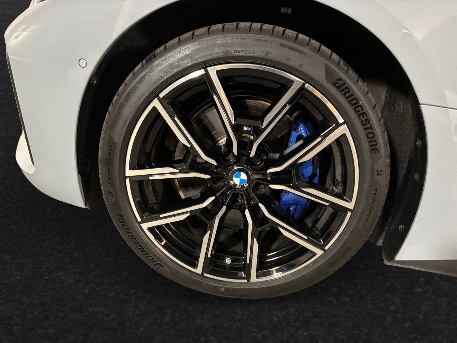Grå BMW i4 fra 2026