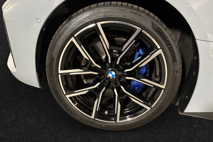 Grå BMW i4 fra 2026