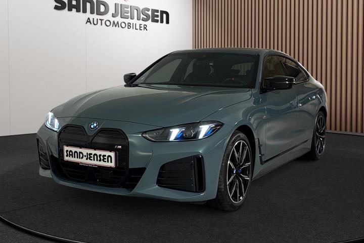 Grøn BMW i4 fra 2026 set udefra