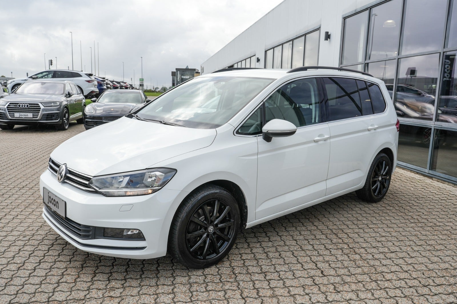 Hvid VW Touran fra 2020