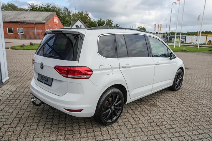 Hvid VW Touran fra 2020