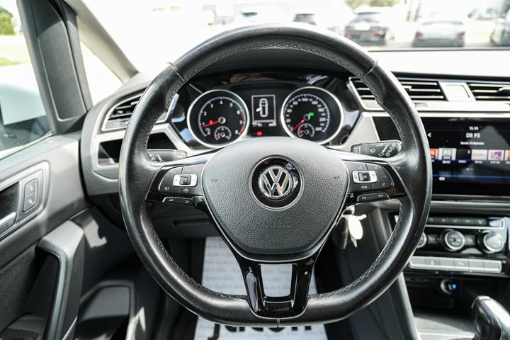 Hvid VW Touran fra 2020