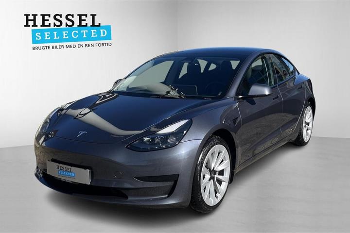 Grå Tesla Model 3 fra 2022 set udefra