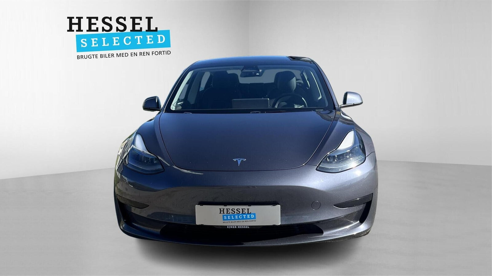 Grå Tesla Model 3 fra 2022