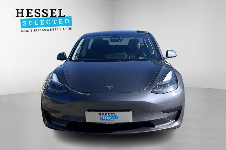 Grå Tesla Model 3 fra 2022