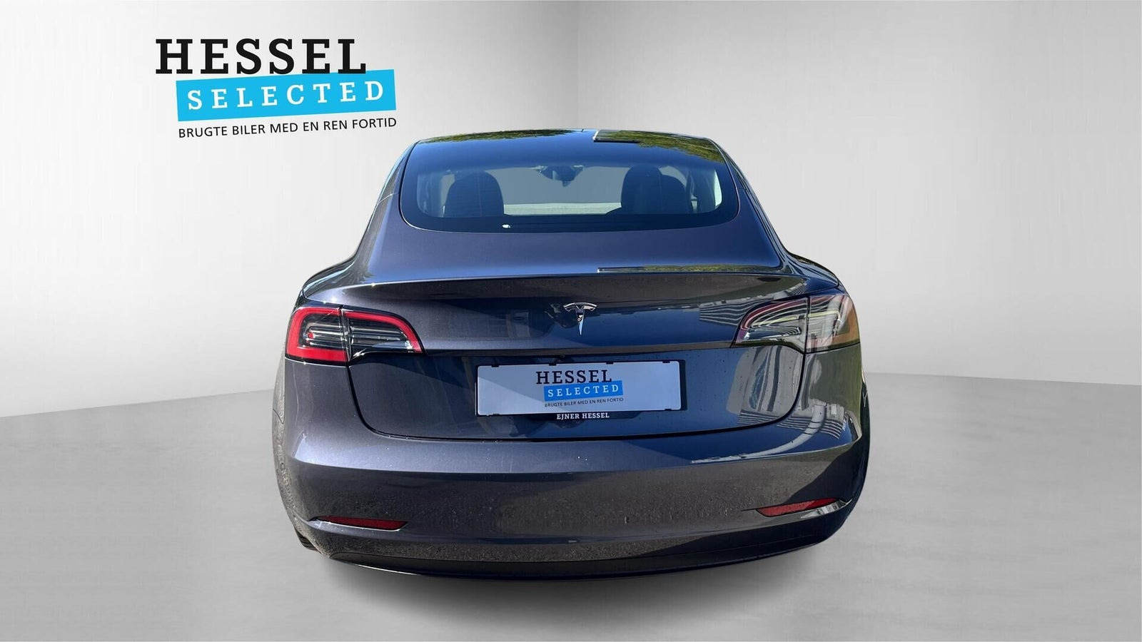 Grå Tesla Model 3 fra 2022