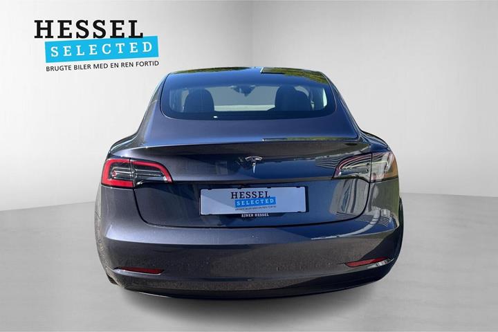 Grå Tesla Model 3 fra 2022