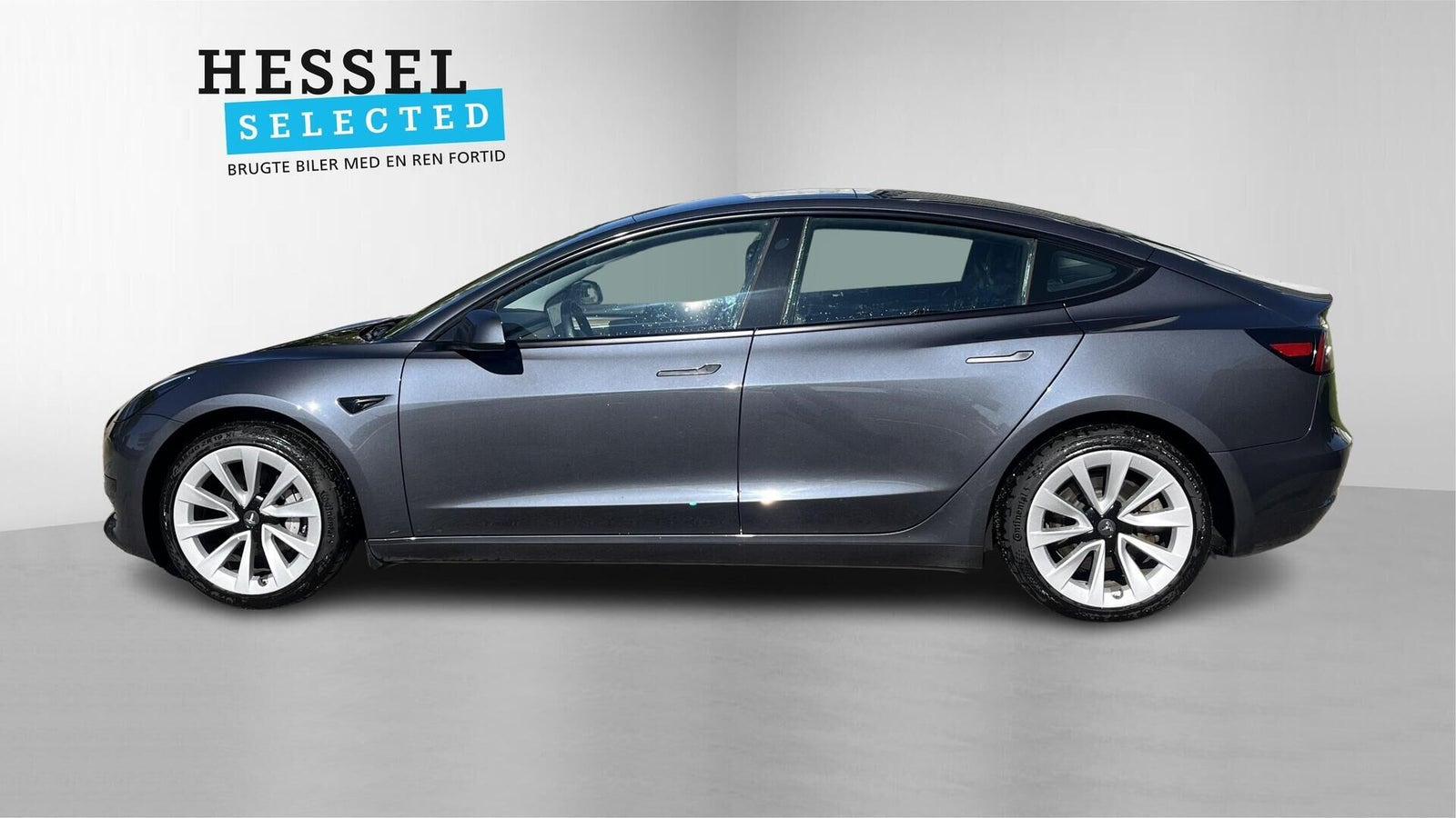 Grå Tesla Model 3 fra 2022