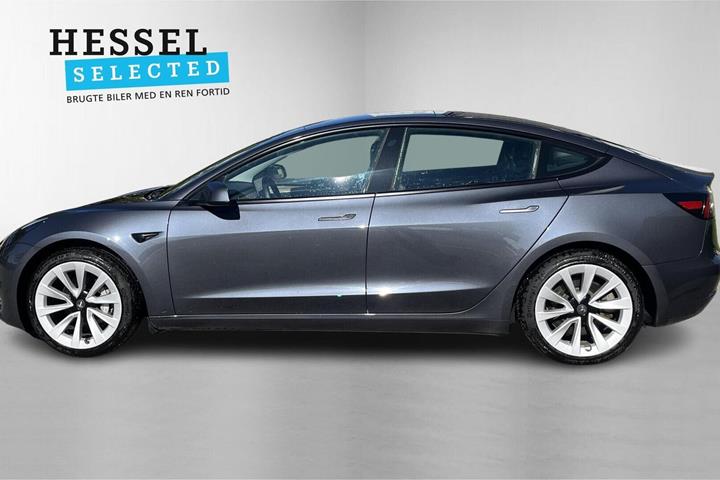 Grå Tesla Model 3 fra 2022