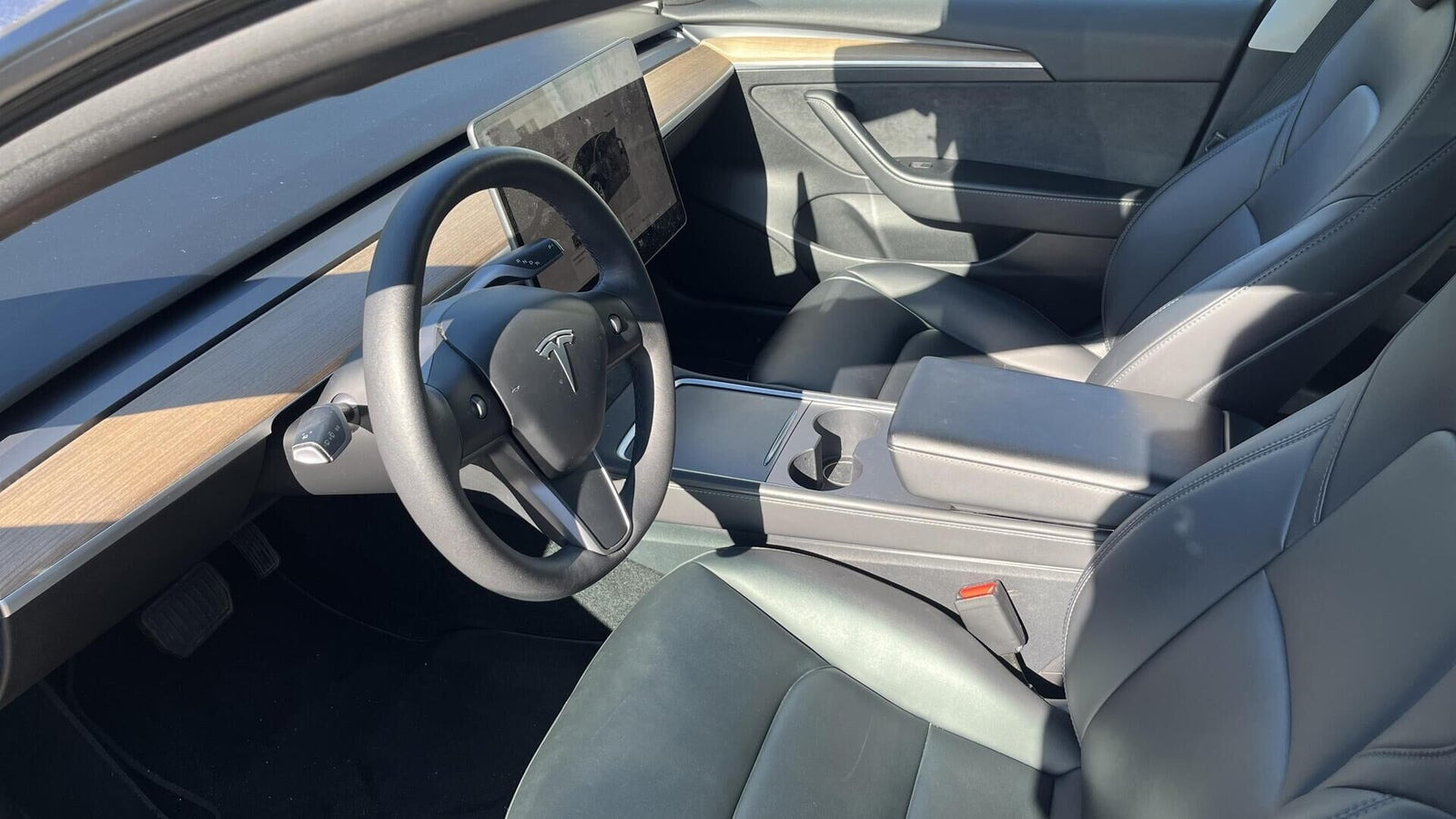 Grå Tesla Model 3 fra 2022
