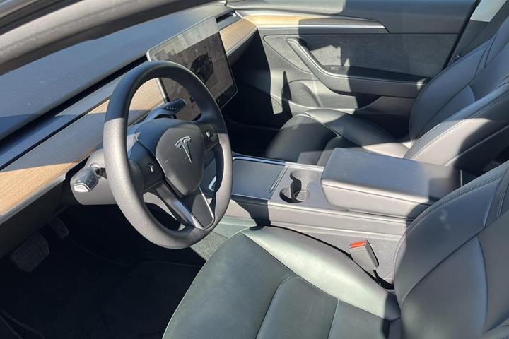 Grå Tesla Model 3 fra 2022