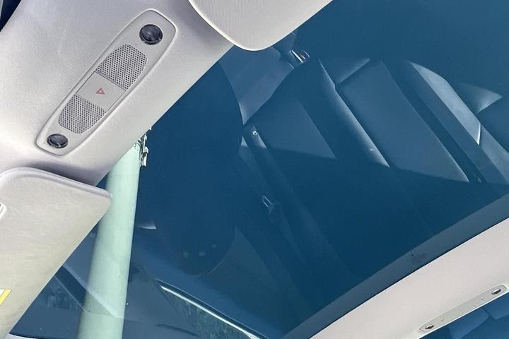 Grå Tesla Model 3 fra 2022