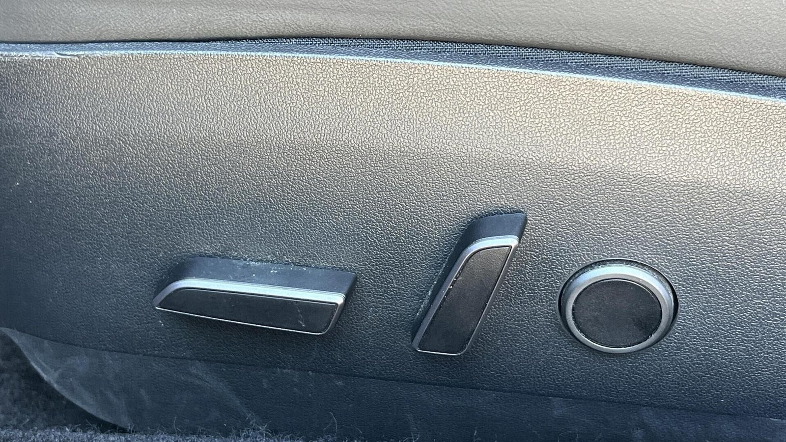 Grå Tesla Model 3 fra 2022