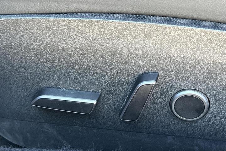 Grå Tesla Model 3 fra 2022