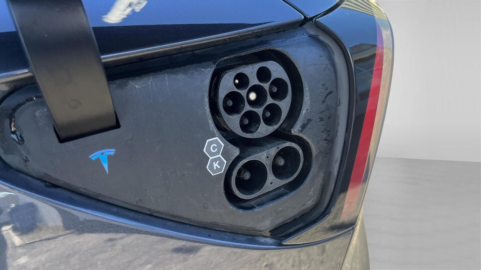 Grå Tesla Model 3 fra 2022