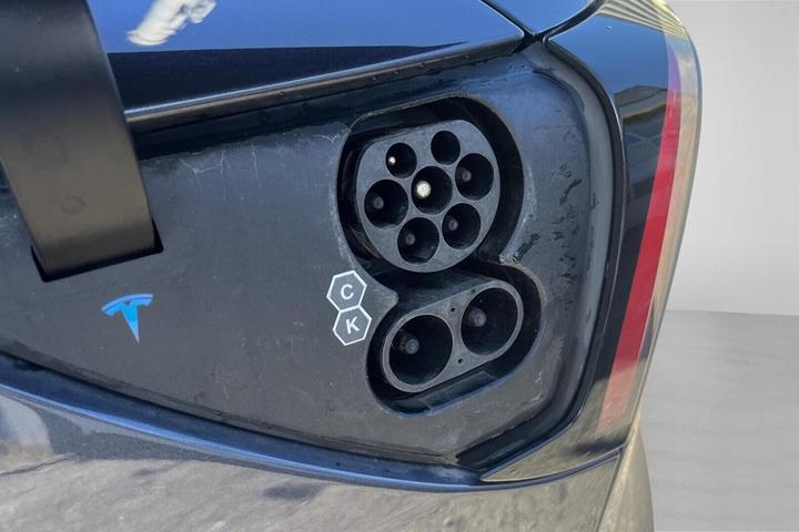 Grå Tesla Model 3 fra 2022