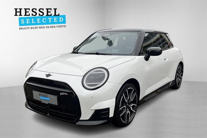 Hvid Mini Cooper E fra 2024