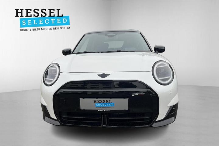 Hvid Mini Cooper E fra 2024