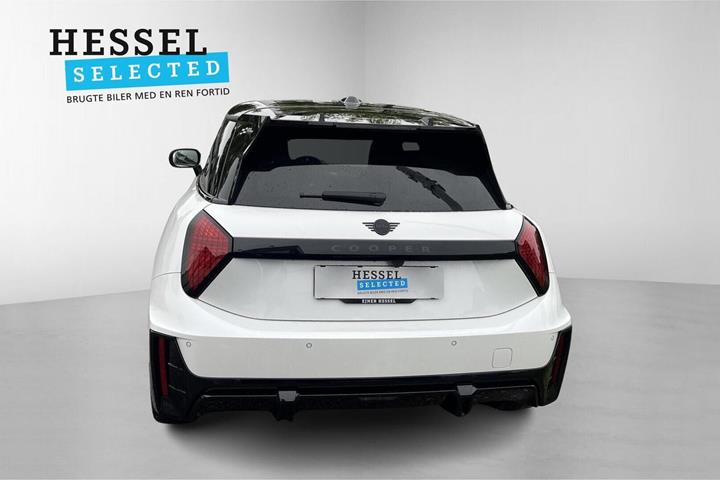 Hvid Mini Cooper E fra 2024