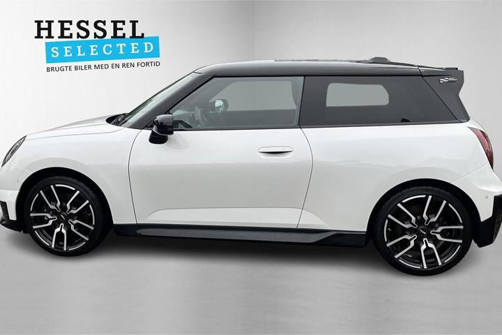 Hvid Mini Cooper E fra 2024