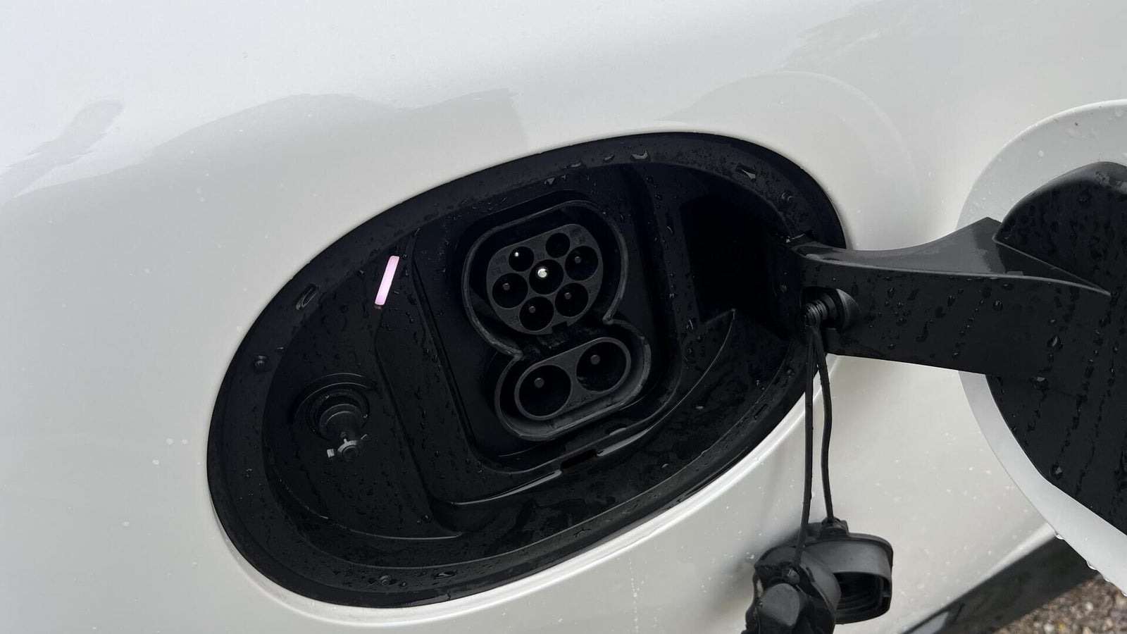 Hvid Mini Cooper E fra 2024