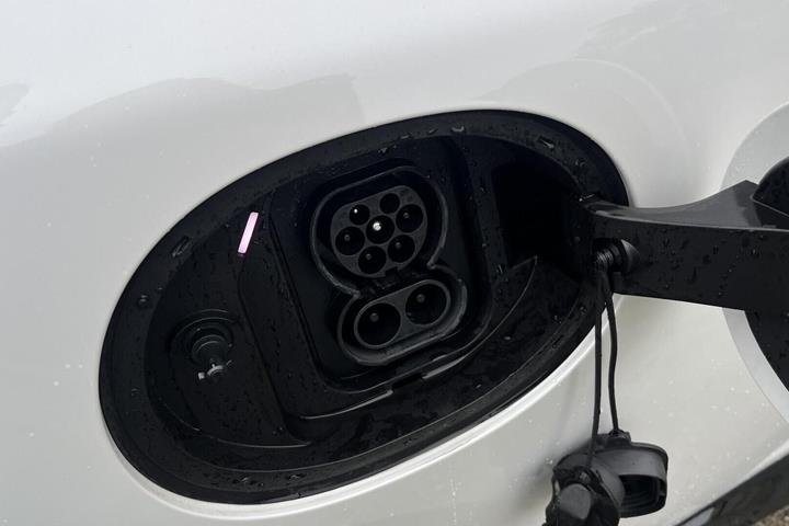 Hvid Mini Cooper E fra 2024