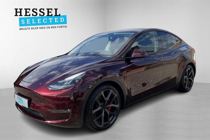 Rød Tesla Model Y fra 2023 set udefra
