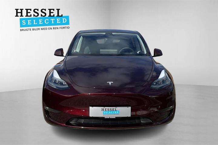 Rød Tesla Model Y fra 2023
