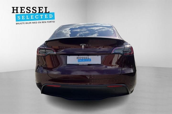 Rød Tesla Model Y fra 2023