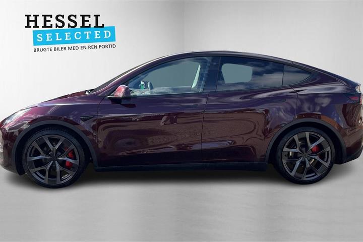 Rød Tesla Model Y fra 2023