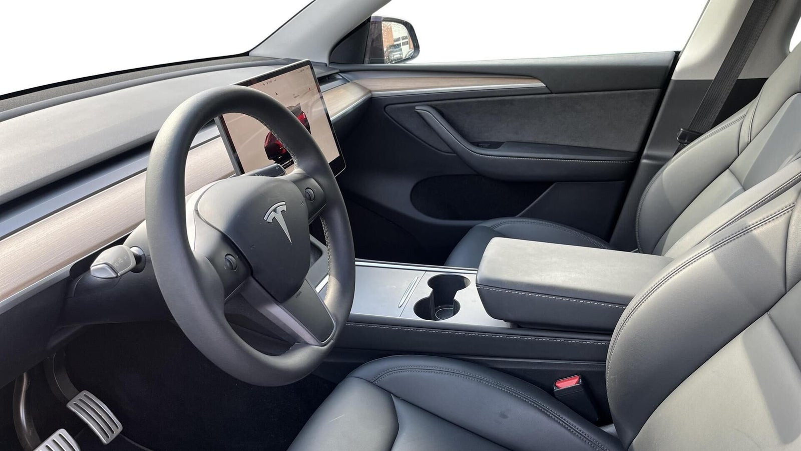 Rød Tesla Model Y fra 2023