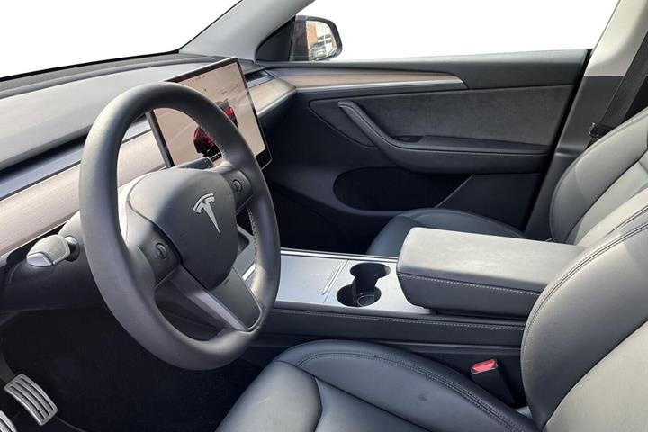 Rød Tesla Model Y fra 2023