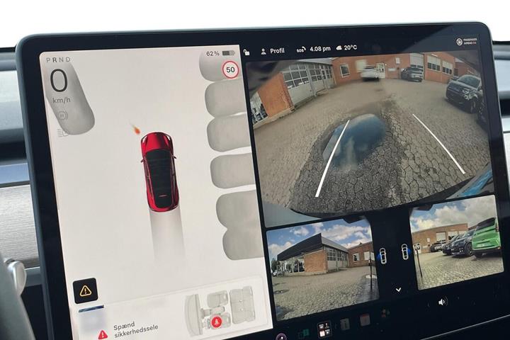 Rød Tesla Model Y fra 2023