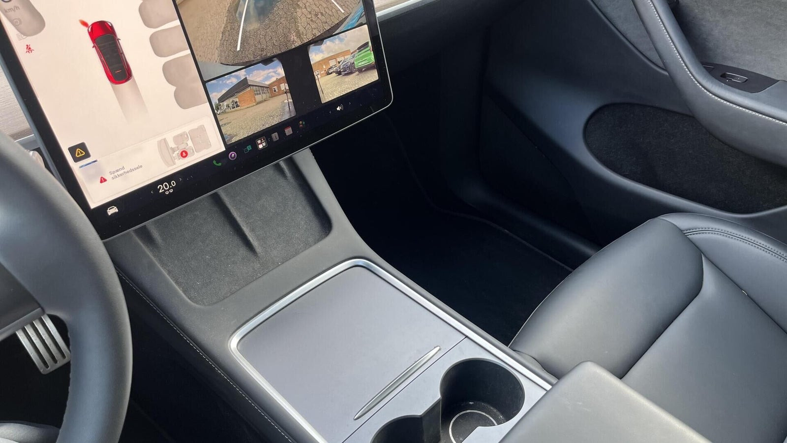 Rød Tesla Model Y fra 2023