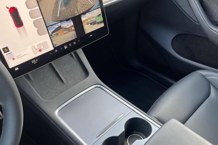Rød Tesla Model Y fra 2023