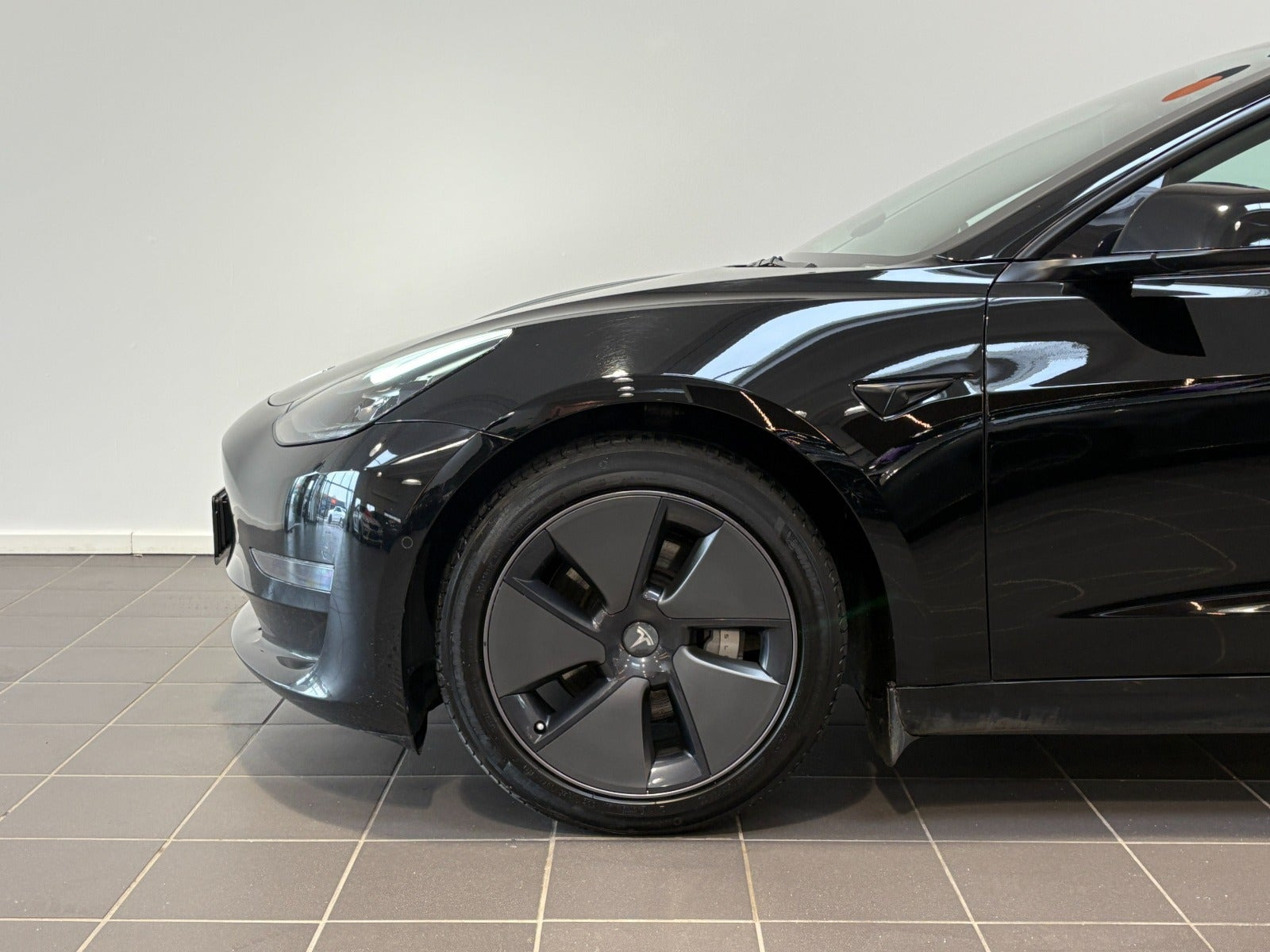 Sort Tesla Model 3 fra 2021