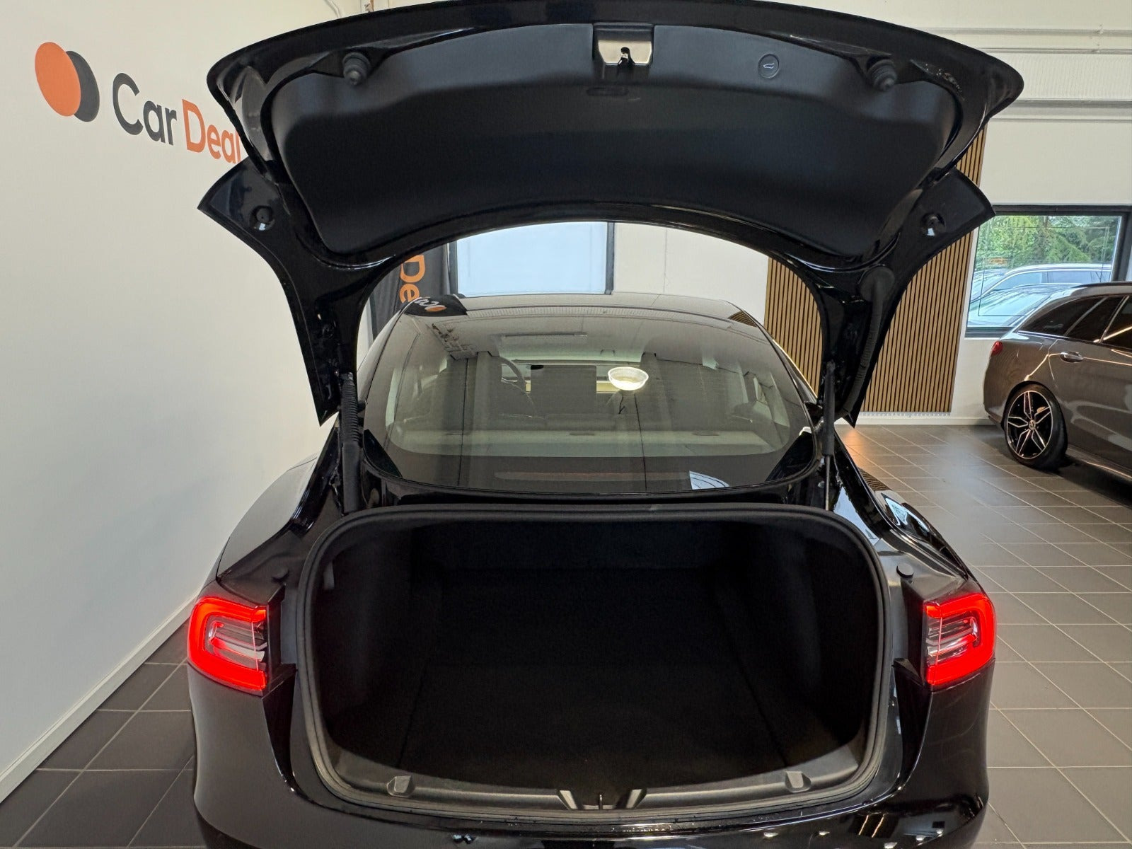 Sort Tesla Model 3 fra 2021