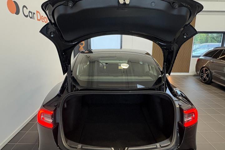 Sort Tesla Model 3 fra 2021