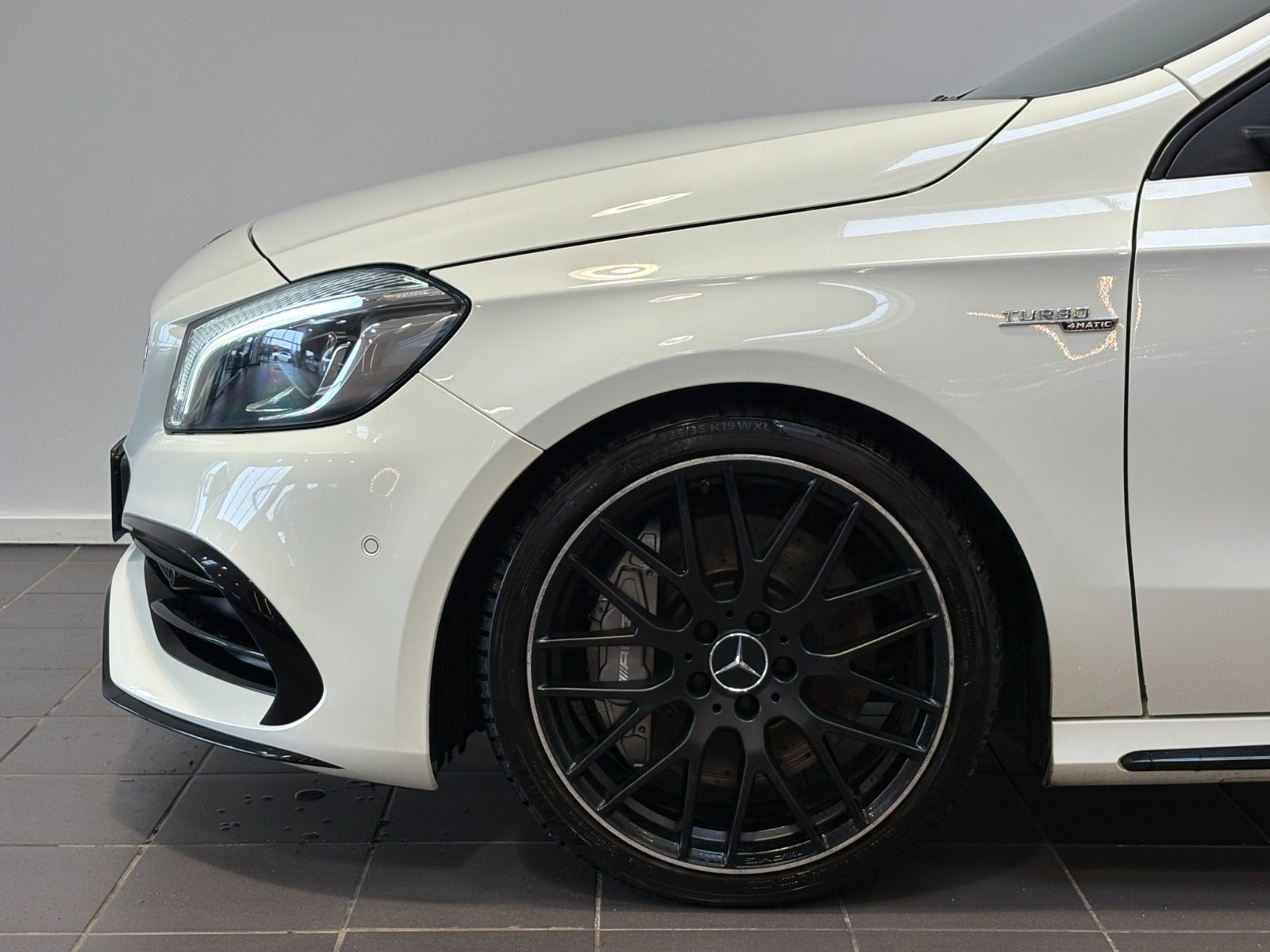 Hvid Mercedes A45 fra 2016