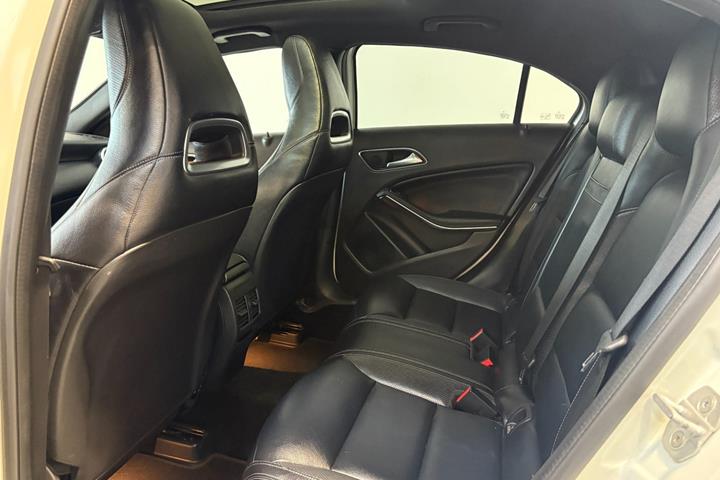 Hvid Mercedes A45 fra 2016