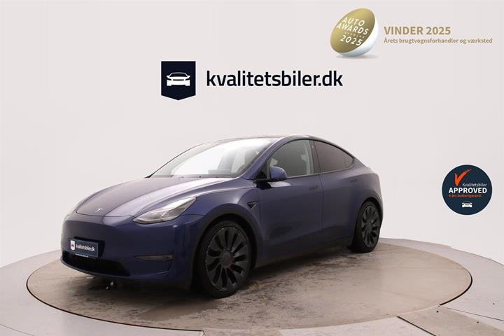 Blå Tesla Model Y fra 2023