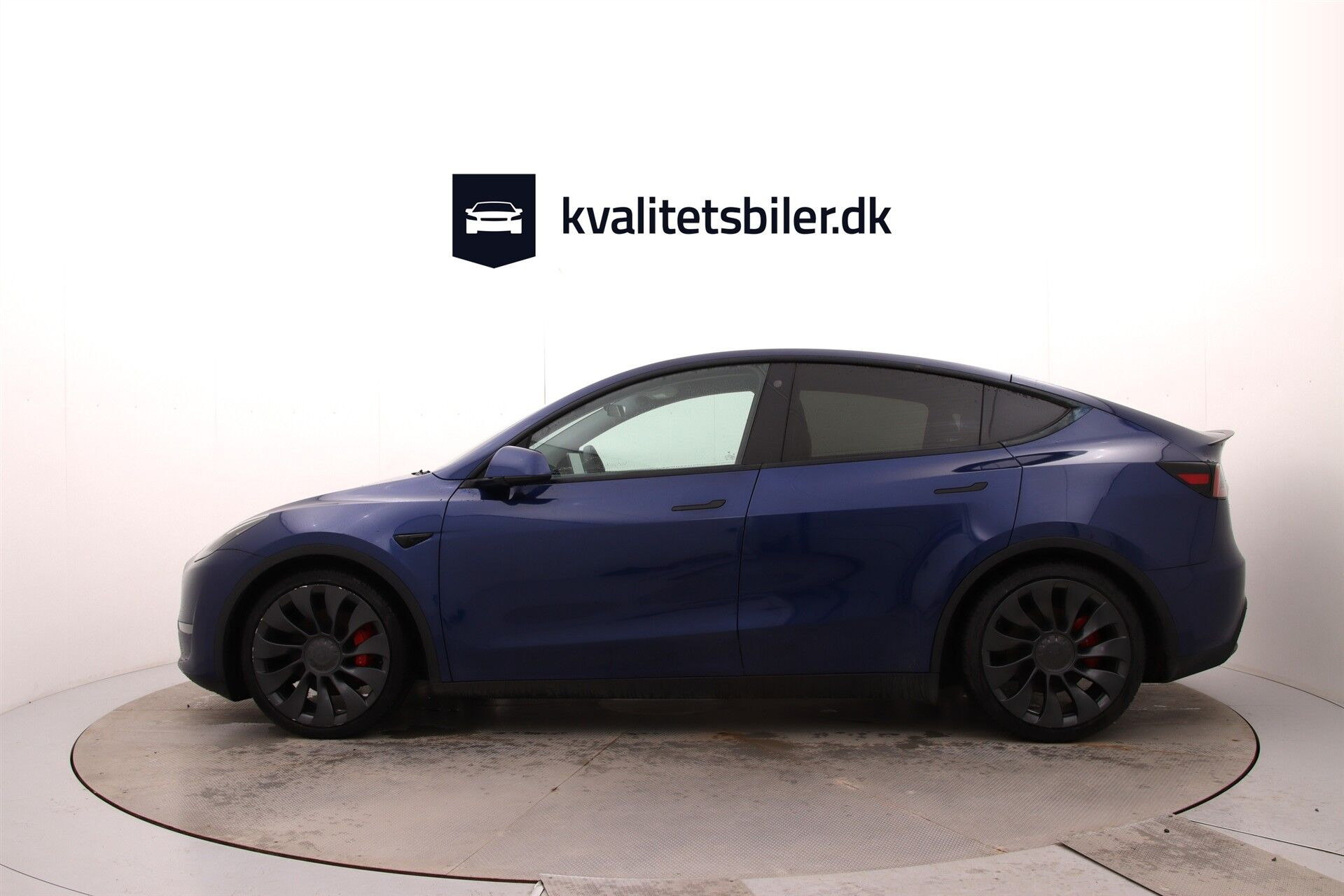 Blå Tesla Model Y fra 2023