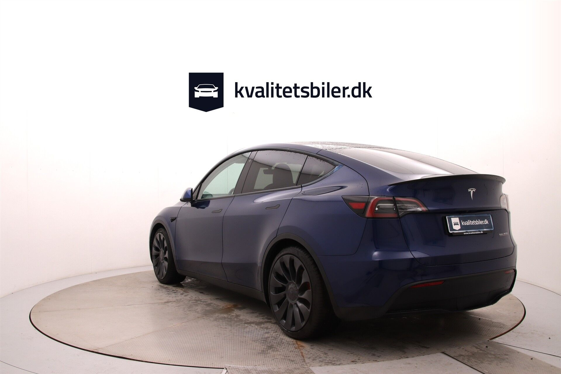 Blå Tesla Model Y fra 2023