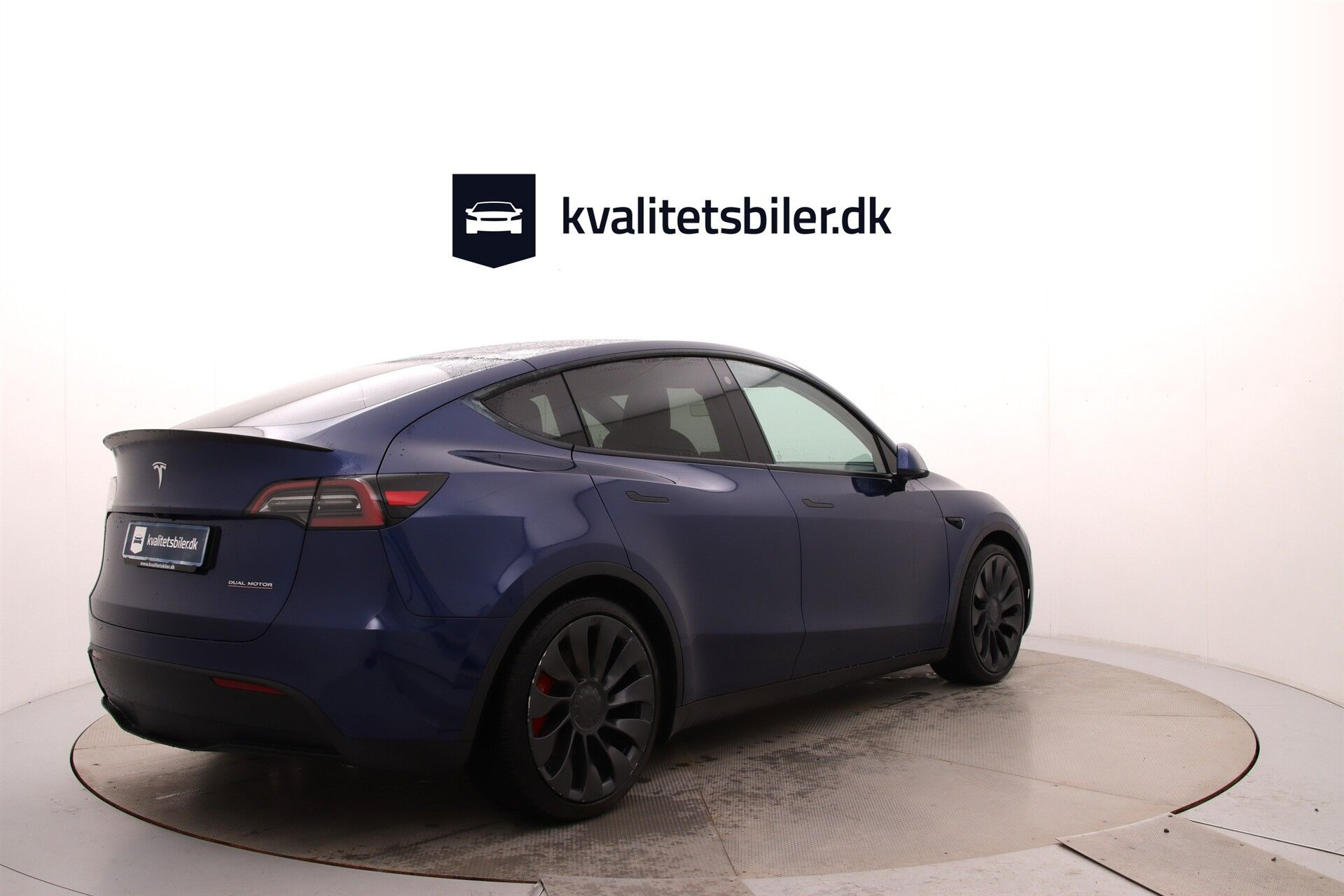 Blå Tesla Model Y fra 2023