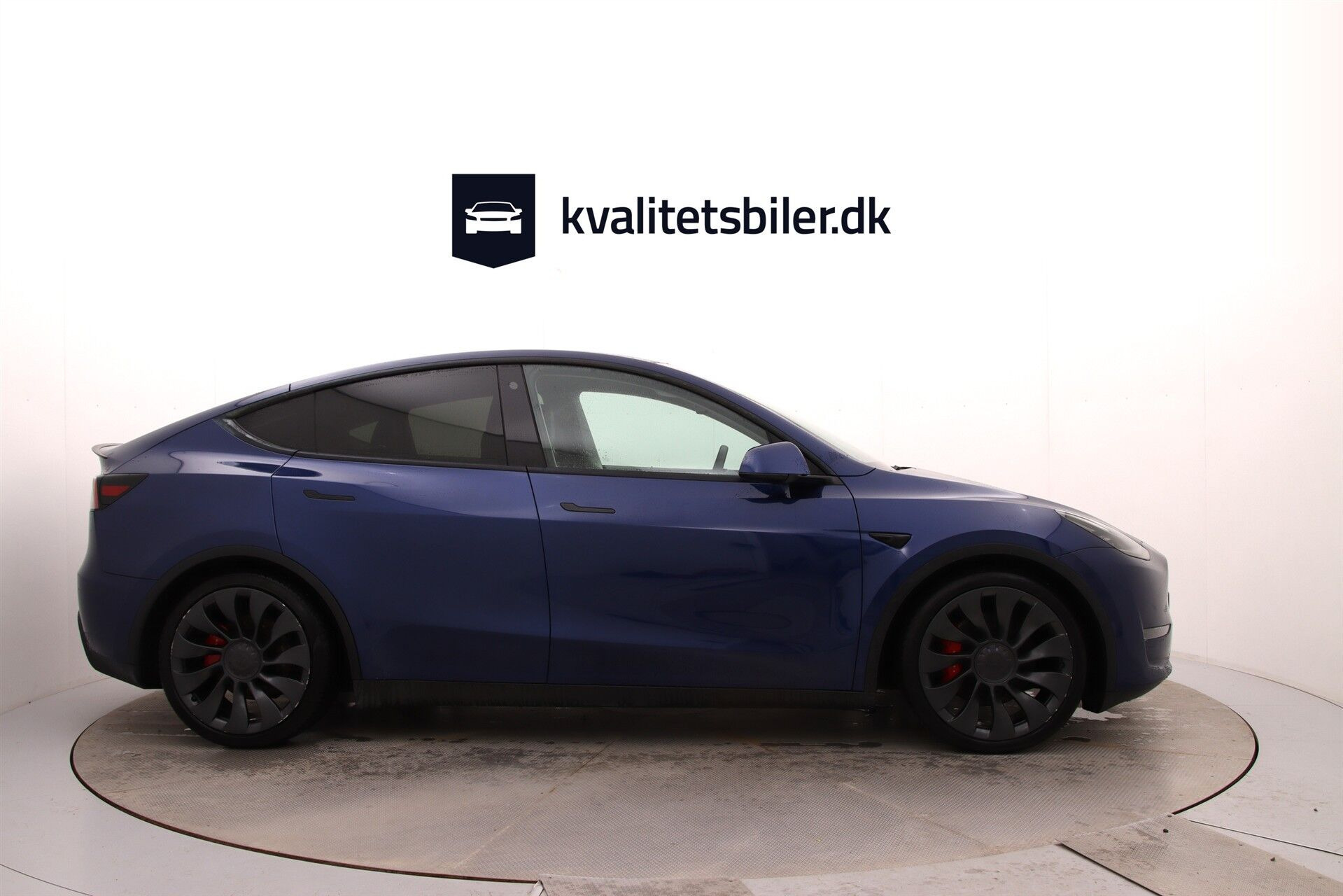 Blå Tesla Model Y fra 2023