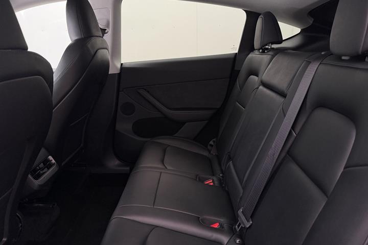 Blå Tesla Model Y fra 2023