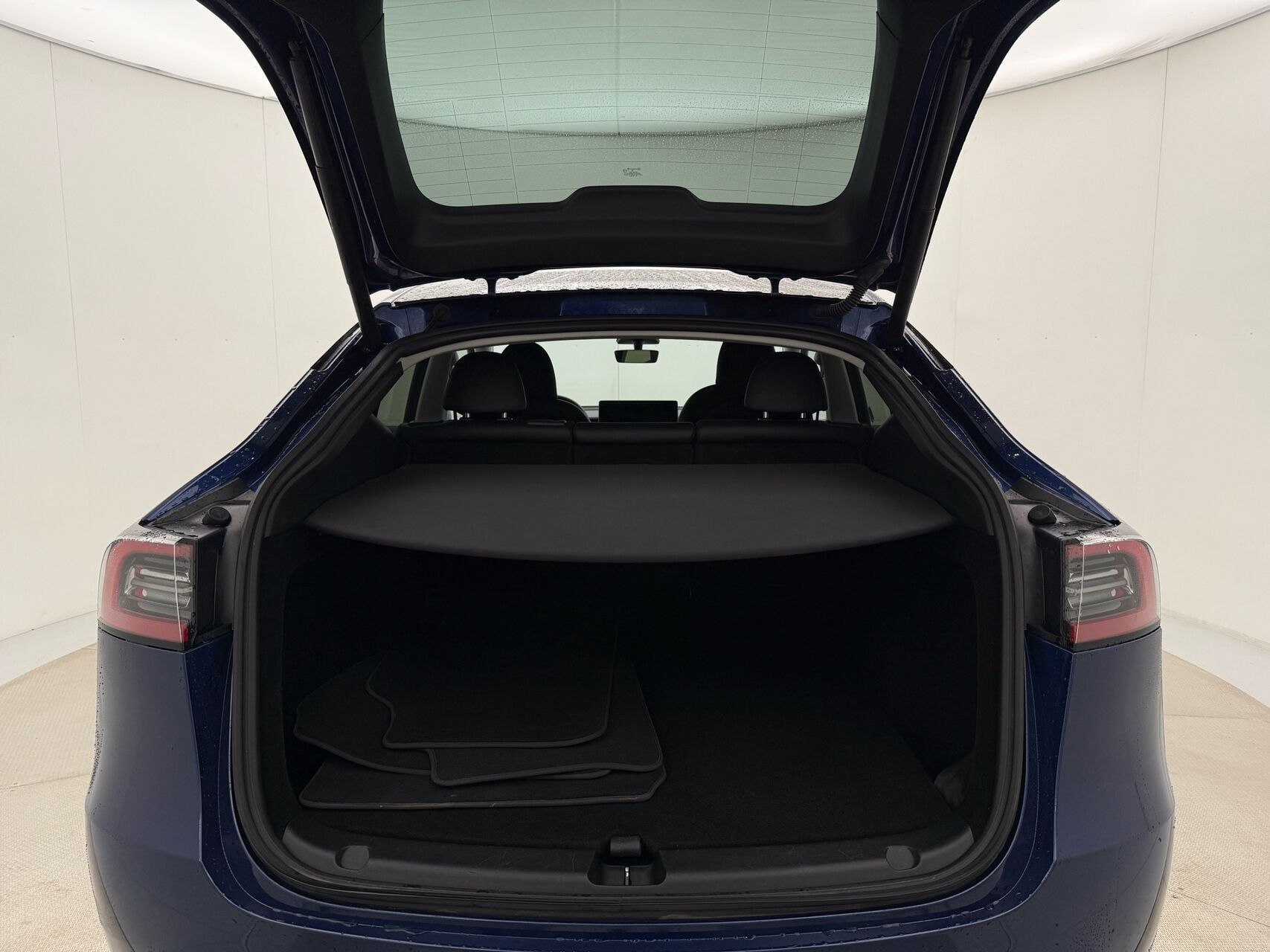 Blå Tesla Model Y fra 2023