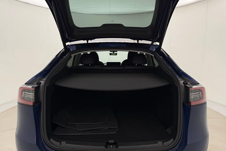 Blå Tesla Model Y fra 2023