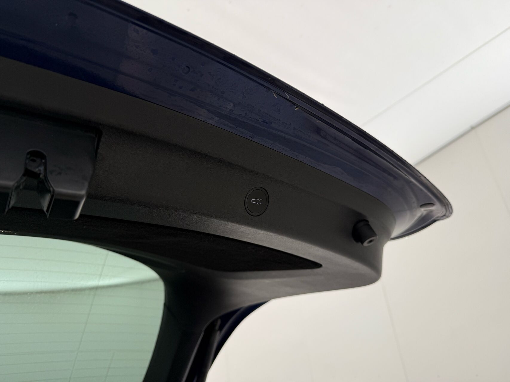 Blå Tesla Model Y fra 2023