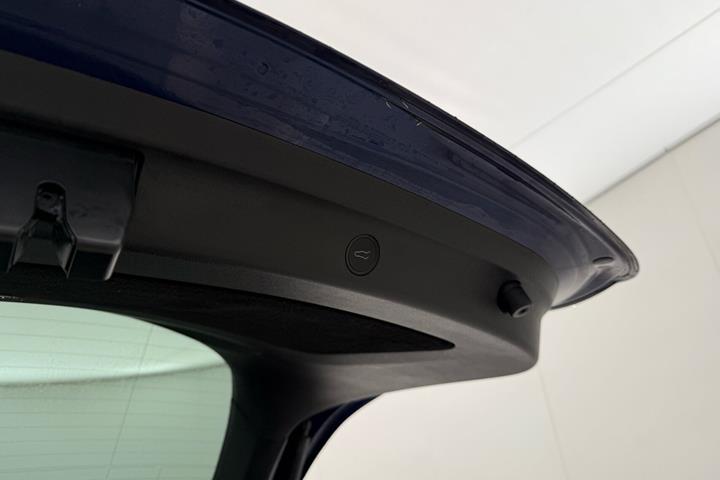 Blå Tesla Model Y fra 2023